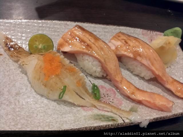 阿宏日式料理-炙燒鮭魚腹及比目魚鰭邊握壽司3