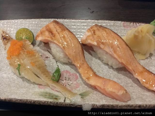 阿宏日式料理-炙燒鮭魚腹及比目魚鰭邊握壽司4