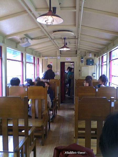 嵐山小火車車廂內裝非常古樸，地板及座椅是木材製作，連吊燈都很老式