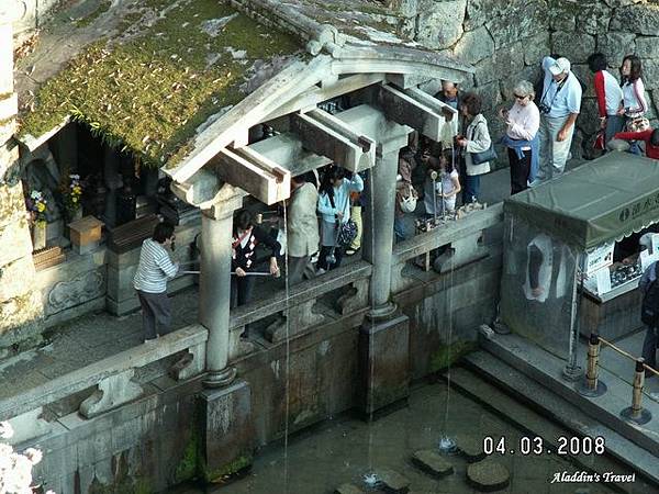 清水寺信眾在「音羽瀑布」排隊飲用清水、淨身祈福