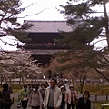 從遠距離拍攝南禪寺山門正面，算是一睹廬山真面目，雖然還有日本旅行團女領隊