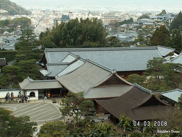 從高處俯瞰「銀閣寺」的亭閣與庭園