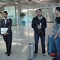 曼谷機場飯店小姐陪我們等車 ...看她站那個樣子 , 還真是訓練有素 , 國內應該要遜一大截了