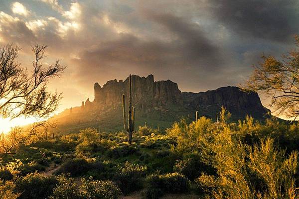 Sunrise-over-the-Superstition-Mountains-in-Arizona-930x620.jpg