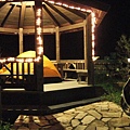 晚上露營的閃亮亮涼亭...