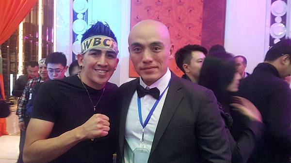 與世界拳王 Leo Santa Cruz 合照