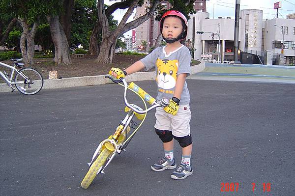 2007-07-19 18-36-26光榮碼頭1小時學惠騎腳腳踏車_元皓4歲生日禮物_04