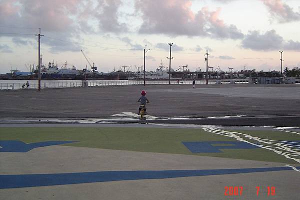 2007-07-19 18-40-18光榮碼頭1小時學惠騎腳腳踏車_元皓4歲生日禮物_19