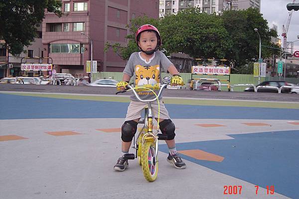 2007-07-19 18-44-35光榮碼頭1小時學惠騎腳腳踏車_元皓4歲生日禮物_21