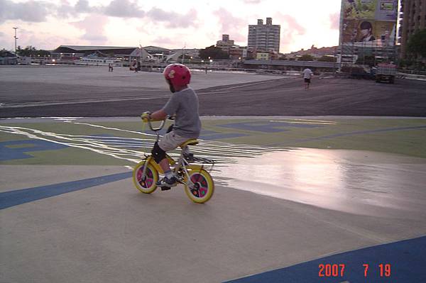 2007-07-19 18-44-48光榮碼頭1小時學惠騎腳腳踏車_元皓4歲生日禮物_24