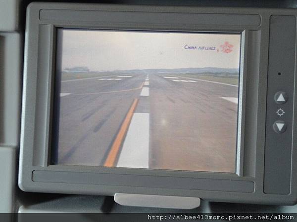 座位前面的小螢幕顯示起飛的實況