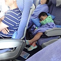 這孩子吵屎了，一直踹他爸的椅背，一直到快抵達韓國才睡著~"~