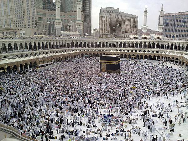 800px-A_Last_day_of_Hajj_-_all_pilgrims_leaving_Mina,_many_already_in_Mecca_for_farewell_circumambulation_of_Kaaba_-_Flickr_-_Al_Jazeera_English