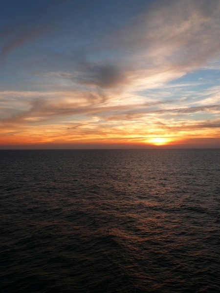 可惜夕陽沒有落到海平面上，不然會更美