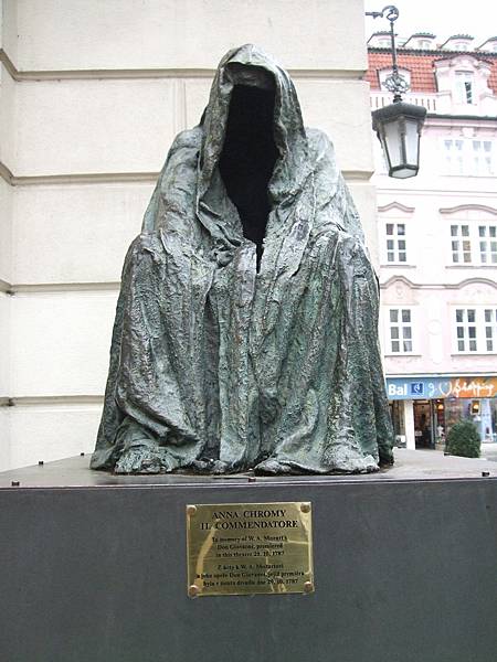 這是紀念莫札特歌劇在捷克上演的雕像