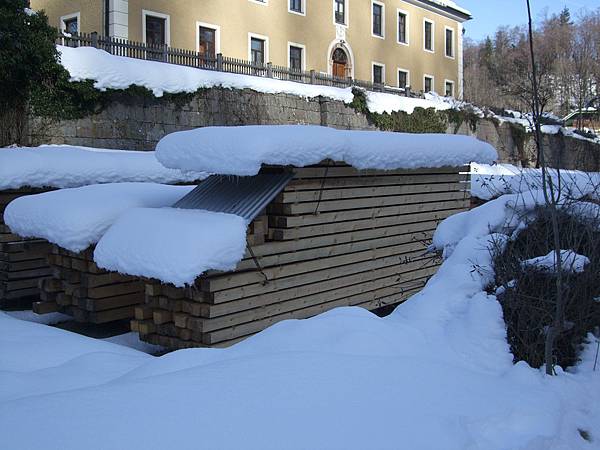 木材也都被雪厚厚覆蓋