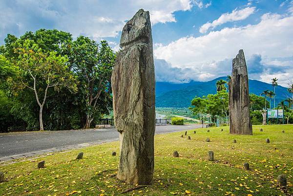 舞鶴遺址上的二根板岩石柱，是目前臺灣考古遺址中最高大的.jpg