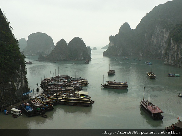 Ha_Long_Bay_with_boats.jpg