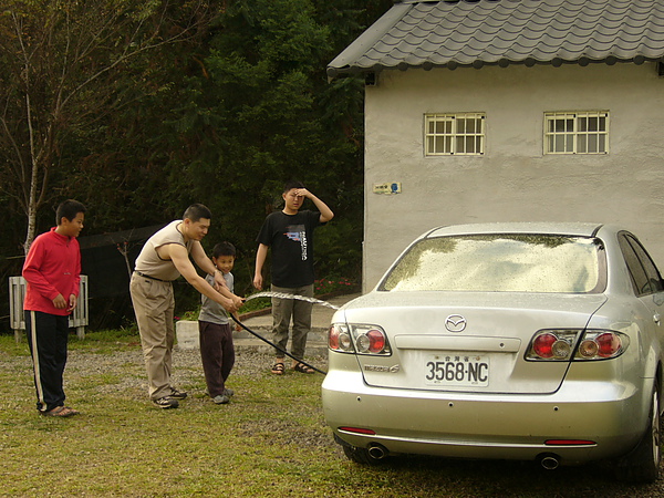 順道用山泉水洗個車