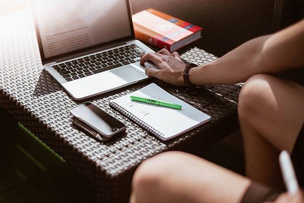 freelance-designer-working-on-laptop-outside-on-terrace-picjumbo-com