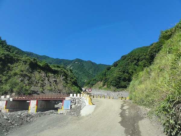 貨櫃蓋的橋.JPG