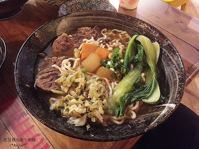 台南永康區_ 就是餓 私房牛肉麵 工業貨櫃風裝潢賣的卻是牛肉