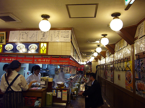店內牆上滿滿的名人簽名，「味之時計台」真不愧是札幌拉麵名店