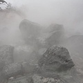 溫泉熱氣包圍下的莫知子岩