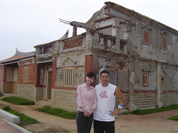 民國75年秋天，金門縣政府特地在屋外建築保護牆及立碑紀念，提供訪客或遊客憑弔