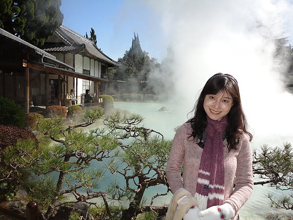 日式庭園加上乳綠色池水及裊裊炊煙，真的很像人間仙境