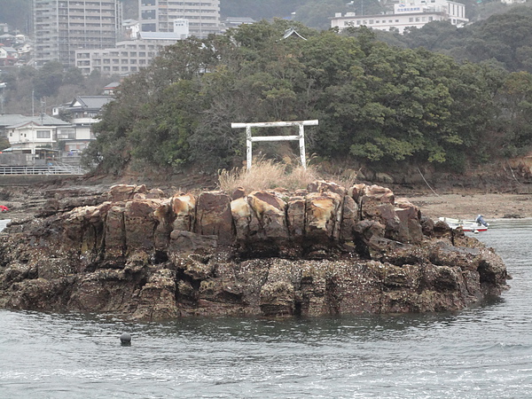 很特別的島嶼，島上居然有石造鳥居