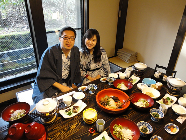 後來淵上麻理小姐居然又端出一鍋飯，我們當然舉雙手投降，一口都沒吃