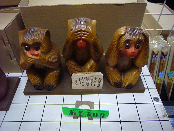 除了食品外，就連雕刻品也是以三猿和眠貓最受歡迎