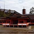 位在東迴廊上的攝社客神社，神社後方是被列為國寶的五重塔