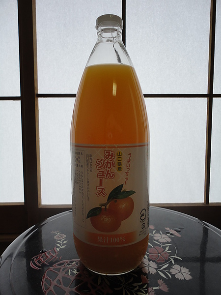 飯店販賣部賣的柳橙汁，1000cc只要580元日幣，而且超濃純好喝，我和媽媽買了2大瓶放在遊覽車上慢慢喝