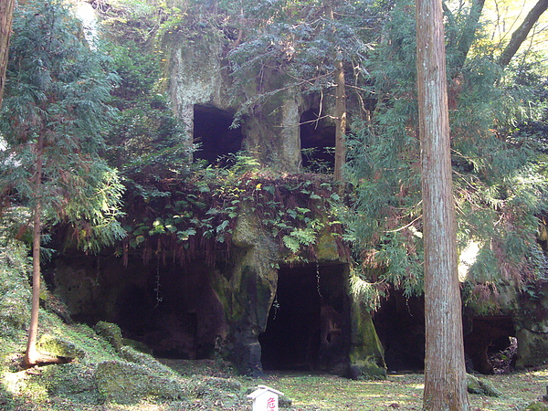 這些石窟洞是以前的僧人修行和生活的地方