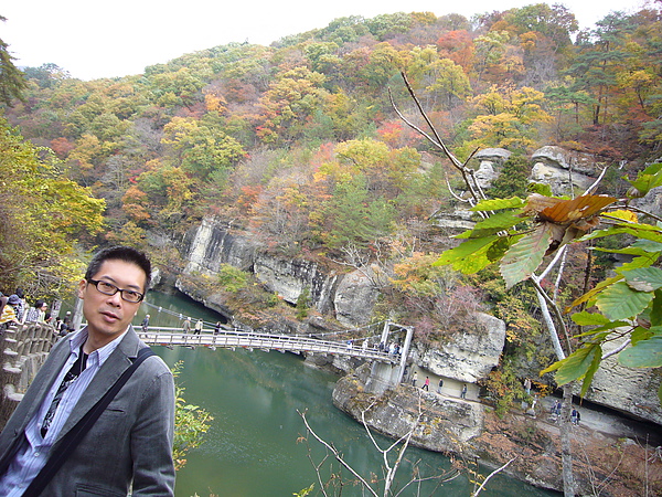 岩壁、吊橋、阿賀川形成一幅美麗的圖畫