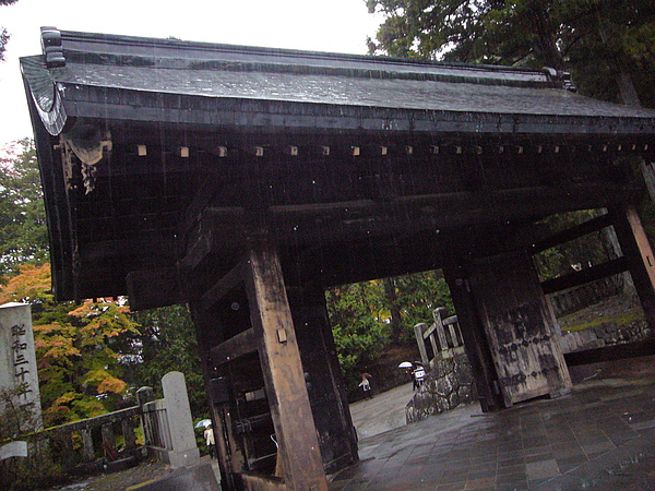參觀完東照宮我們前往東照宮旁的輪王寺，這是同樣登錄為世界文化遺產的輪王寺黑門