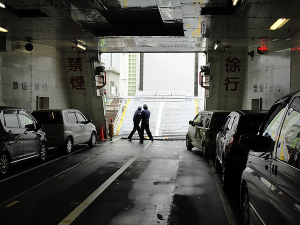 到達熊本時工作人員把渡輪的閘門打開，讓車子可以駛離渡輪