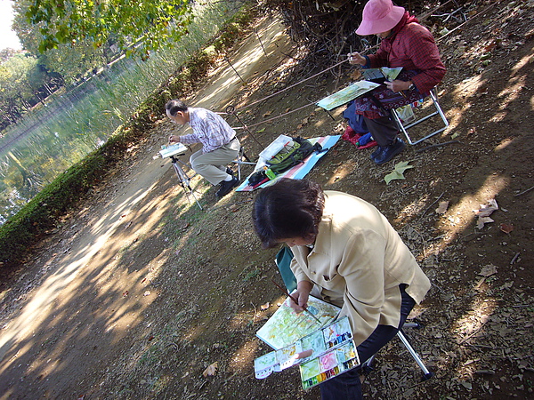 好多日本人在公園內悠閒的作畫