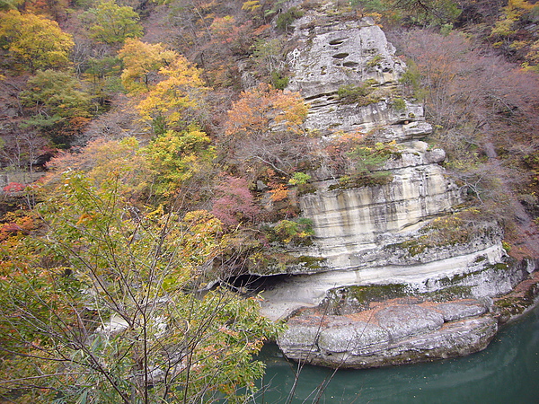 塔林峭壁是凝灰岩地形經過千萬年的風化、侵蝕後形成像高塔般林立的壯麗景觀