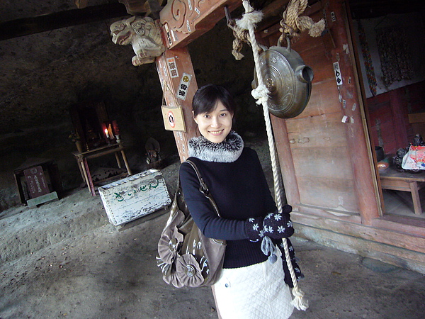 由於不懂日本的參拜禮俗，只好依樣畫葫蘆，看到日本人敲鐘，我也跟著敲