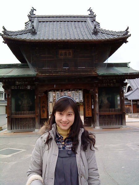 位在嚴島神社西迴廊末端出口處的大願寺山門，大願寺是日本三大弁財天之一