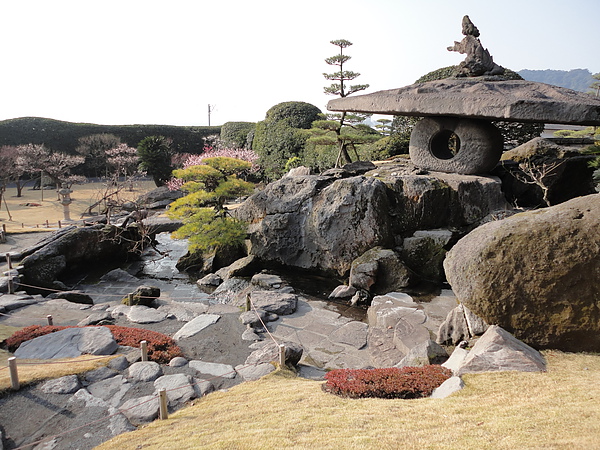 右上角是園內最有名的獅子乘大石燈籠，是日本第一個煤氣燈