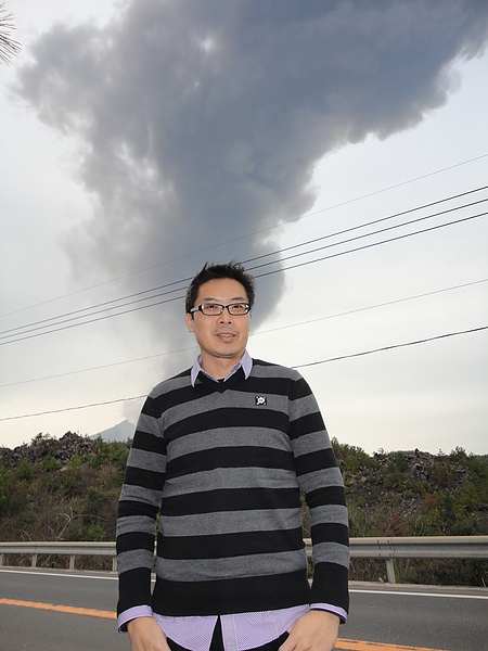 看到火山噴灰的我們非常興奮的下車拍照留念，完全不知道接下來將發生可怕的事