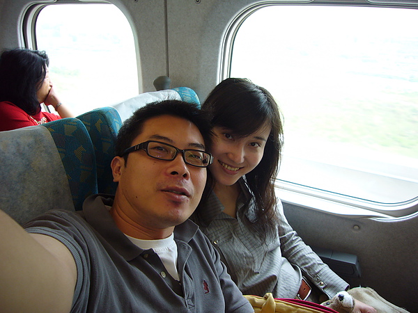 這是我們首次搭乘高鐵，不能免俗的得來張合照
