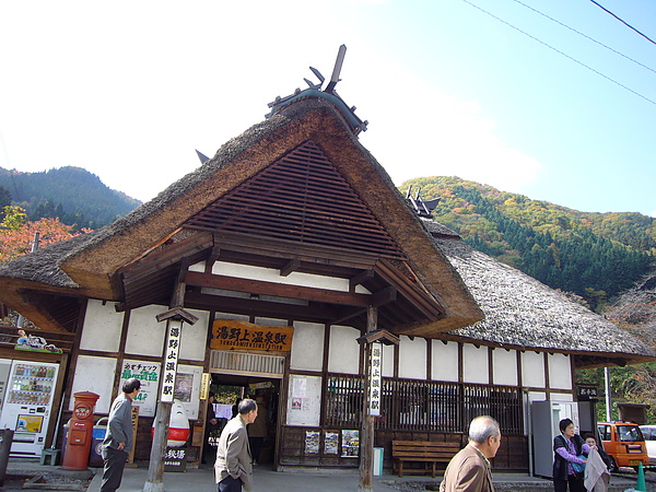 湯野上溫泉站是全日本唯一的稻草屋頂車站