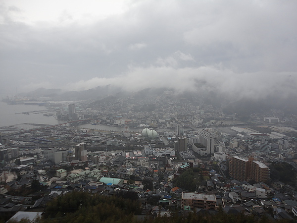 早上的霧氣還是很重，長崎港整個灰濛濛的一片