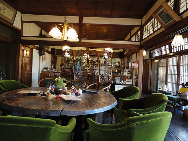 信濃屋是由昭和初期建造的別墅改成的咖啡廳，店內裝潢非常雅緻