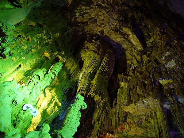 阿武隈洞彷彿一個七彩的奇異世界